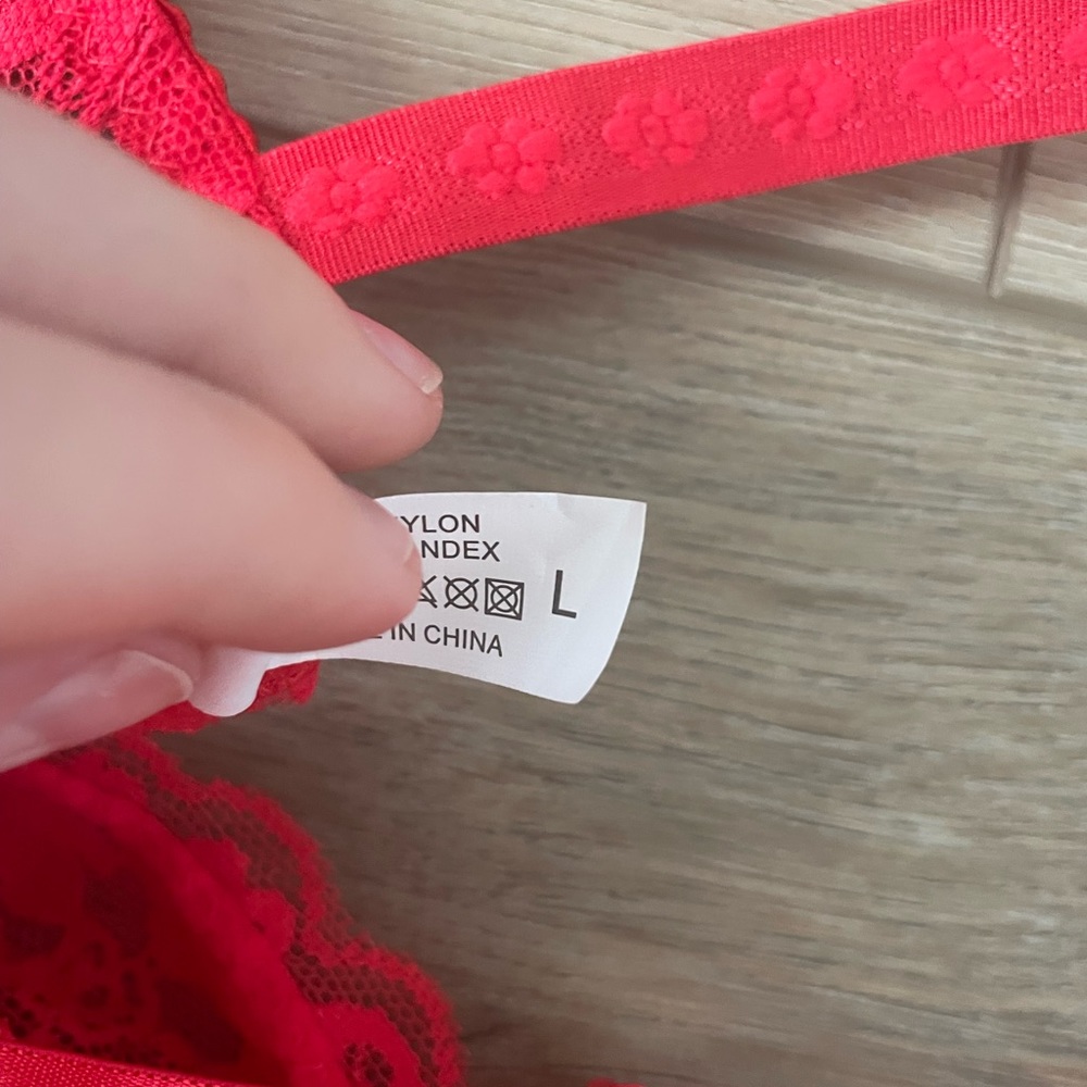 Red lace bra - Picture 2 of 3